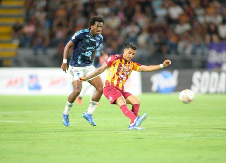 En la imagen, Yeison Guzmán del Tolima y Didier Moreno del Junior. FOTO COLPRENSA