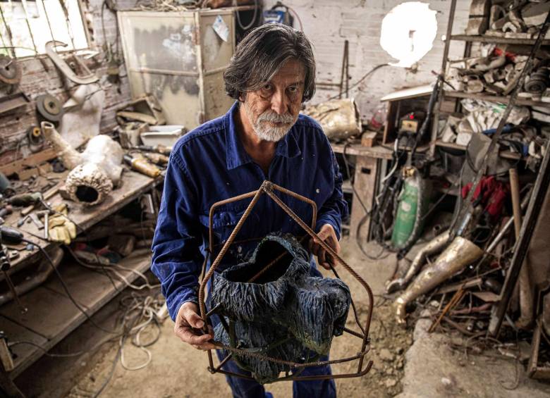 El maestro tolimense José Augusto Rivera Castro trabajando en su taller en el barrio Belén Aguas Frías. El artista se afianzó en su oficio en la Escuela de Artes de la Universidad Nacional en Medellín y de la mano de maestros como el escultor Rodrigo Arenas Betancur. FOTO Carlos Velásquez