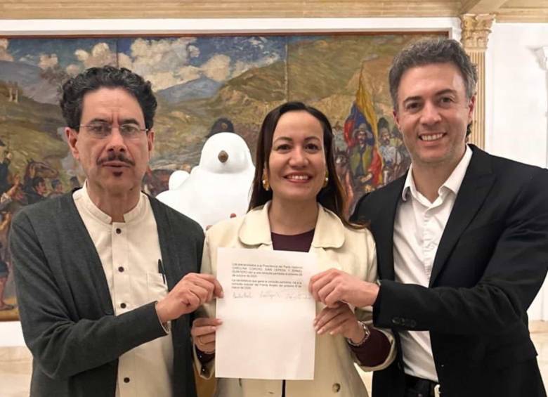 Pese a la tesis de Quintero, documentos oficiales y la norma electoral ponen en duda la validez de su retiro y podrían dejar en entredicho su candidatura. FOTO: COLPRENSA
