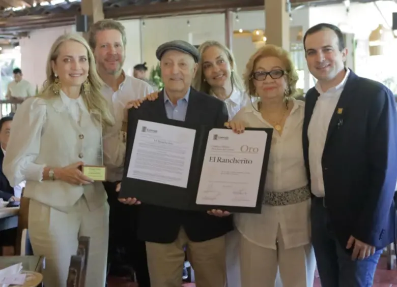 Jorge Alberto Jaramillo Restrepo y su esposa Ruth Elena Alzate, fueron condecorados hace poco por el cumpleaños 50 del restaurante. FOTO: Redes sociales @alejodebedout