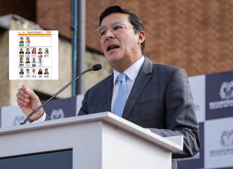 El registrador nacional Hernán Penagos presentó el tarjetón definitivo para las consultas por varias quejas por diseño previo, que causaba confusión. FOTO: Colprensa/Cortesía