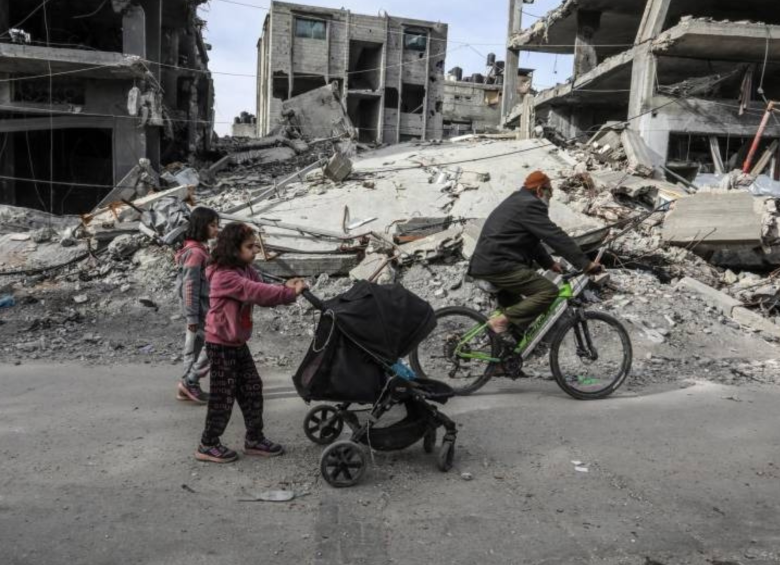 Cientos de ciudadanos en la Franja de Gaza esperan el anuncio del cese al fuego antes del inicio del Ramadán, la celebración más solemne del pueblo musulmán. Foto: Getty