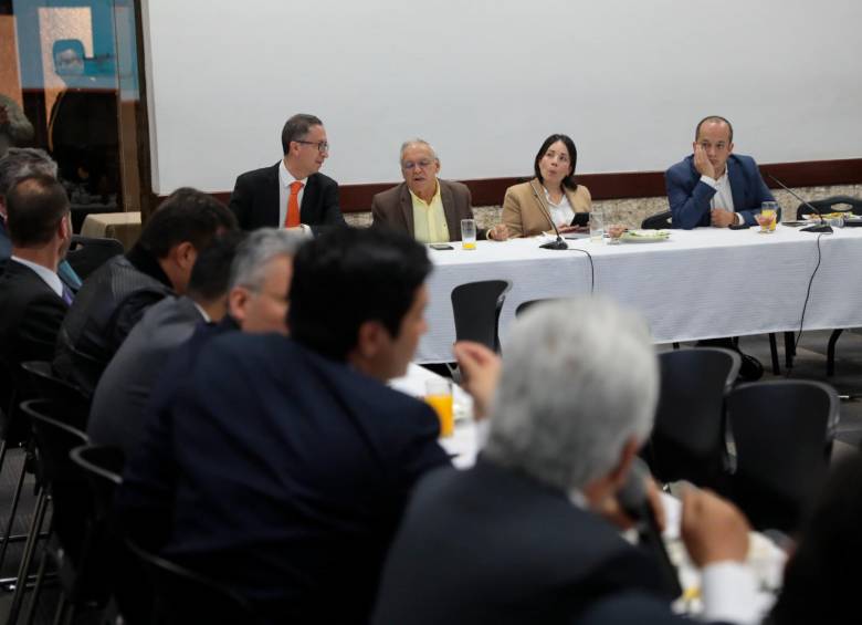 En la mesa se busca un acuerdo entre Gobierno y gremios sobre la tarifa del diésel. FOTO: CORTESÍA
