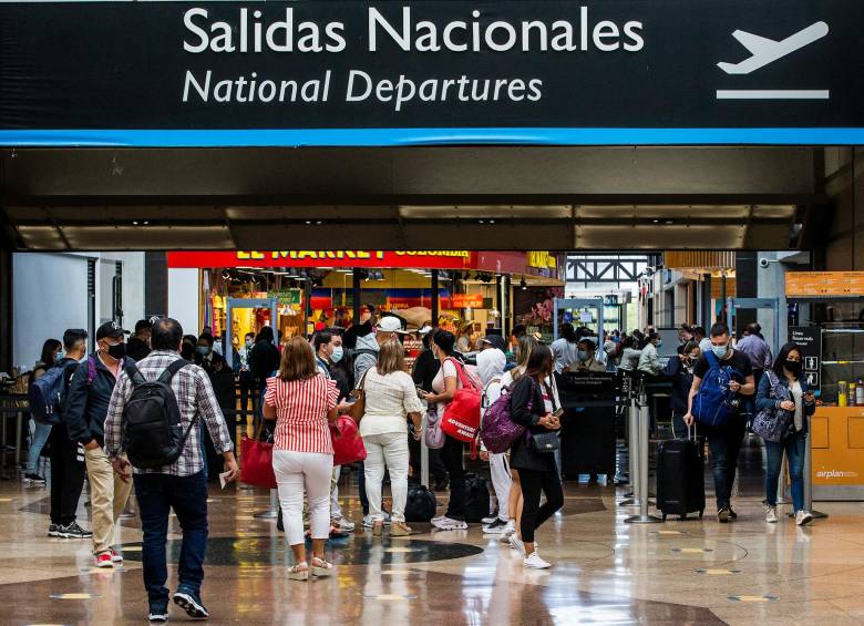 Según la Aerocivil, en 2022, la industria aérea movilizó a 32,7 millones de pasajeros colombianos y el tráfico creció 65% anual. Los gremios creen que el descuento en el IVA ayudaría a sostener la dinámica. FOTO Julio Herrera