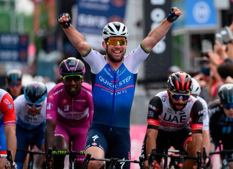 Mark Cavendish fue el ganador de la tercera etapa del Giro, que se compitió este domingo 8 de mayo. FOTO EFE