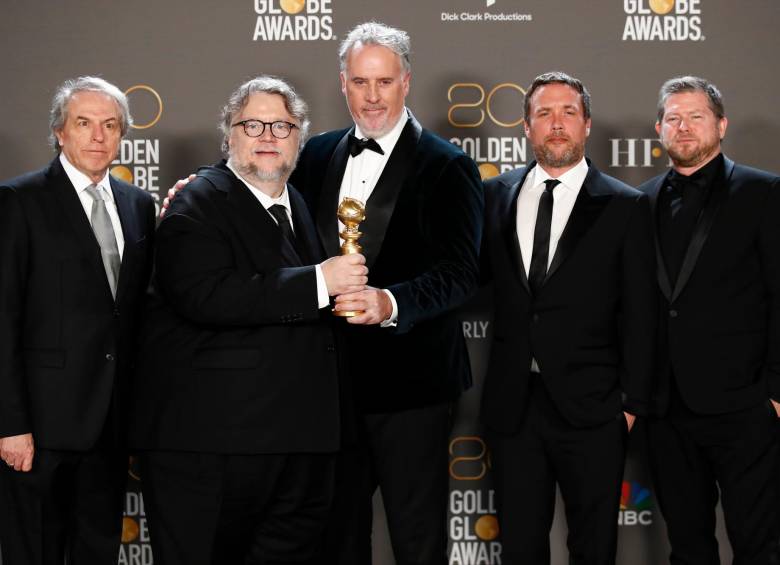 Guillermo del Toro y Mark Gustafson (en el centro) con todo el equipo que trabajó en Pinocho. FOTO Efe