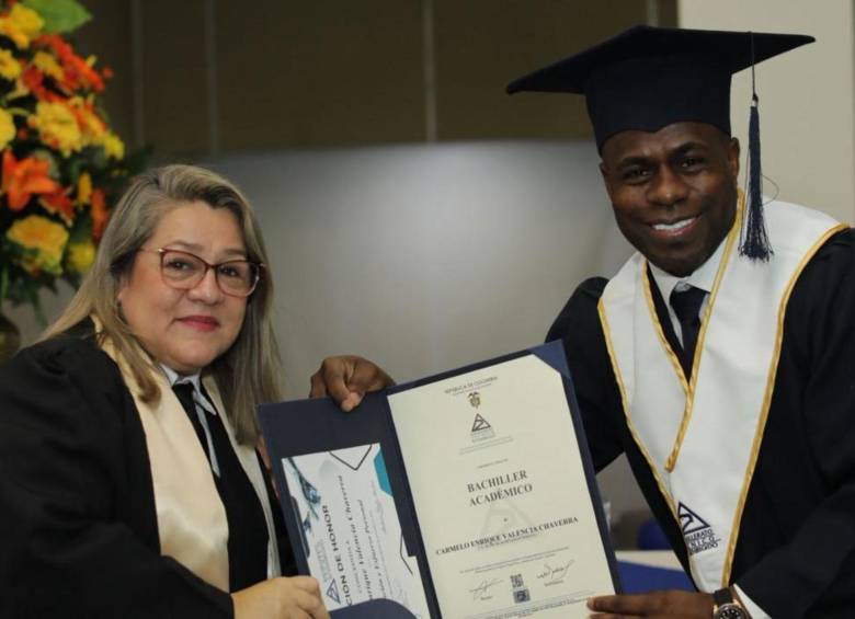 Carmelo Valencia recibiendo el diploma. FOTO: Centro Inca