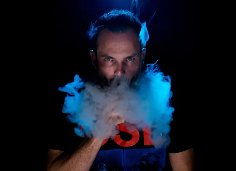 La SIC propone eliminar la exhibición visible de vapeadores y cigarrillos en tiendas y puntos de venta del país. FOTO EL COLOMBIANO