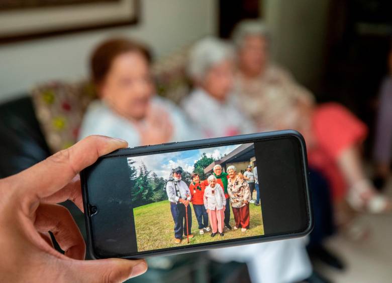 Los paseos y pequeños rituales cotidianos son una de las claves que las sobrinas mantiene para dinamizar la vida social de sus “mayores”. FOTO: CAMILO SUÁREZ