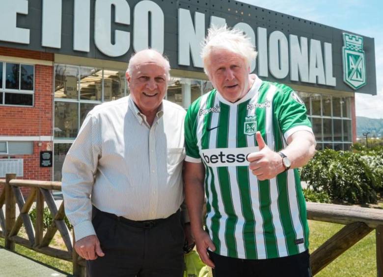 El ex primer ministro Boris Johnson recorrió las instalaciones del club verdolaga, vistió la camiseta verde y blanca y pateó el balón en las canchas del complejo antioqueño. FOTO: Tomada de redes sociales @nacionaloficial