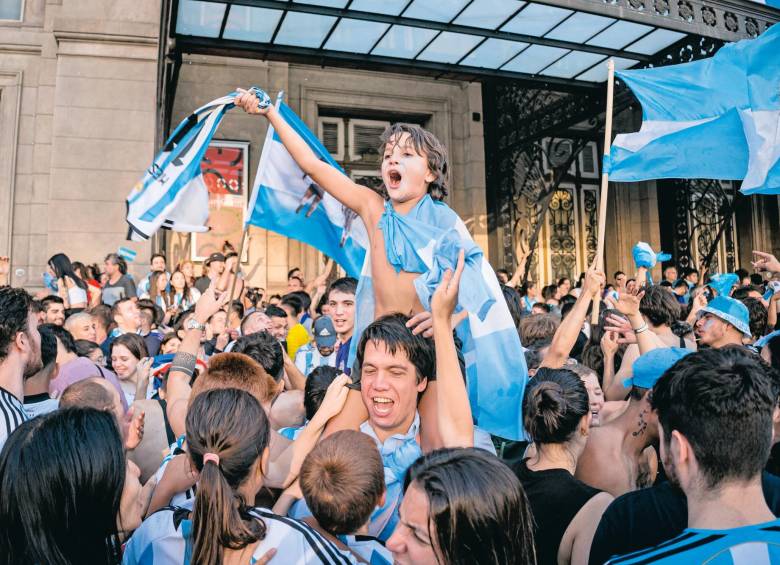 En Argentina el fútbol es como una religión. Desde niños los adultos les inculcan a sus hijos el amor y pasión por este deporte. Ahora, grandes y chicos disfrutan del nuevo título mundial de su equipo.