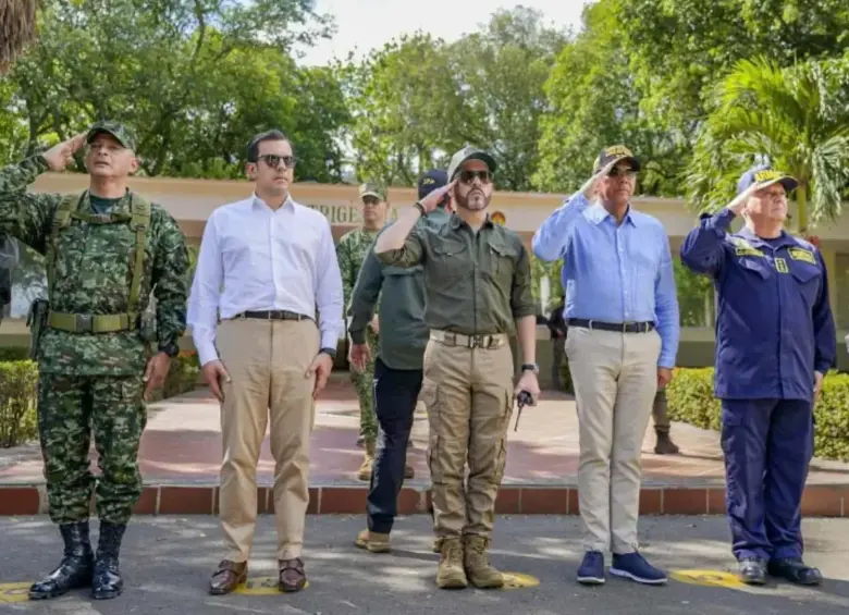 De la Espriella acompañado de los ministros Rodrigo Lara (Interior) y Jorge Mora (Defensa), durante el consejo de seguridad convocado en Cúcuta este 1 de septiembre. Foto: Fuerzas Militares.