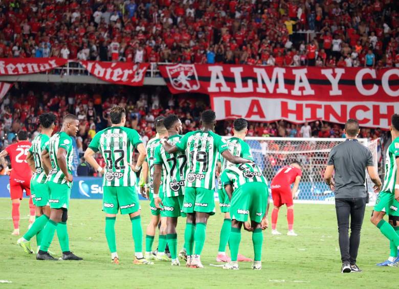 Los jugadores de Nacional, juntos en la cancha, antes de refugiarse en el camerino en el que celebraron el título de la Copa Betplay. FOTO: Colprensa