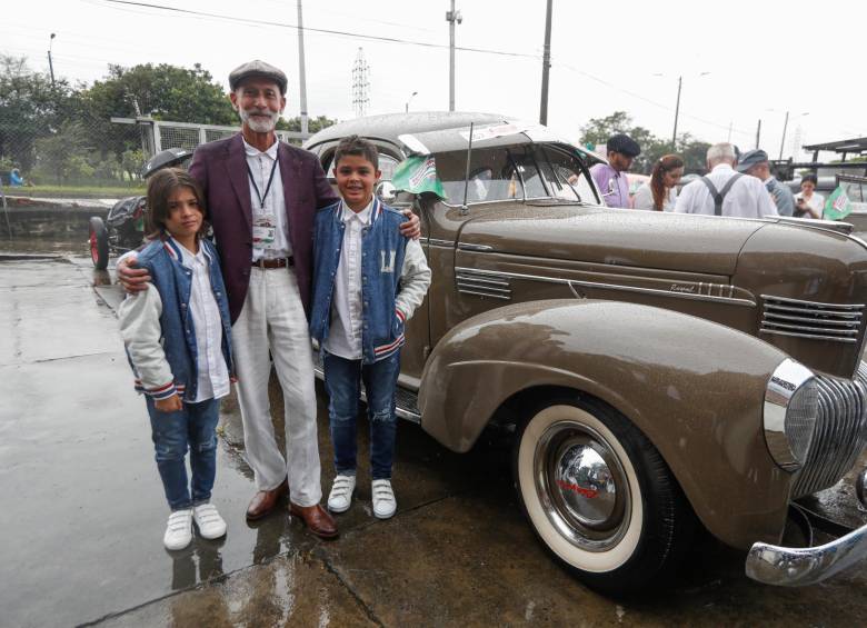 Bernardo Castro, con sus dos nietos, los hijos de Vanessa y el famoso Chrysler. FOTO Manuel saldarriaga
