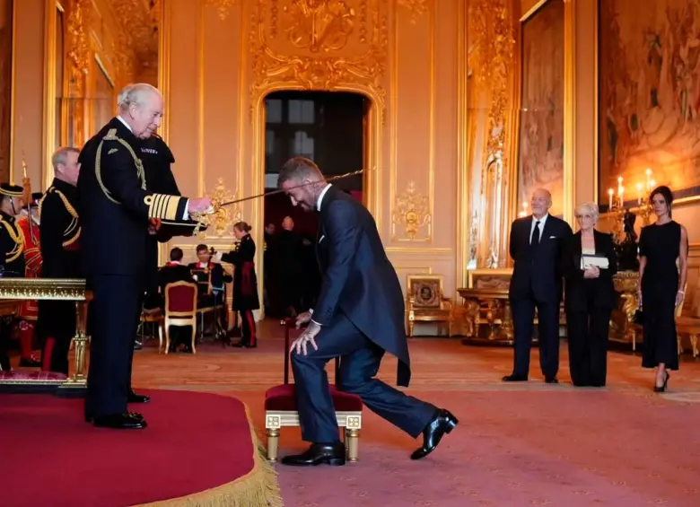 David Beckham, el rey Carlos y la familia del exfutbolista durante la ceremonia que se llevó a cabo en el castillo de Windsor. FOTO: Tomada de X @davidbeckham