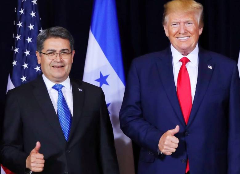 El exmandatario hondureño Juan Orlando Hernández, posando junto al presidente de EE. UU., Donald Trump. FOTO: Getty