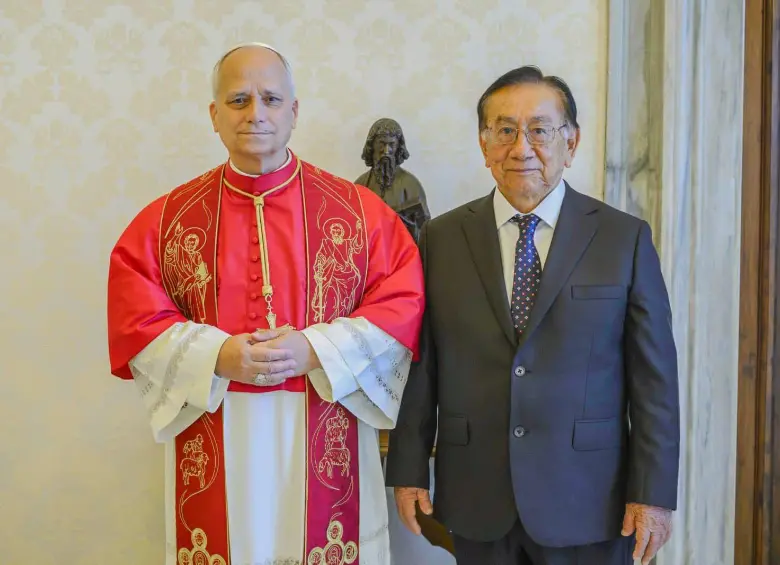 León XIV visitará ciudades como Lima y Chiclayo, donde ejerció como obispo y consolidó el vínculo que lo llevó a obtener la nacionalidad peruana antes de convertirse en el máximo líder de la Iglesia católica. FOTO: Presidencia de Perú vía X.