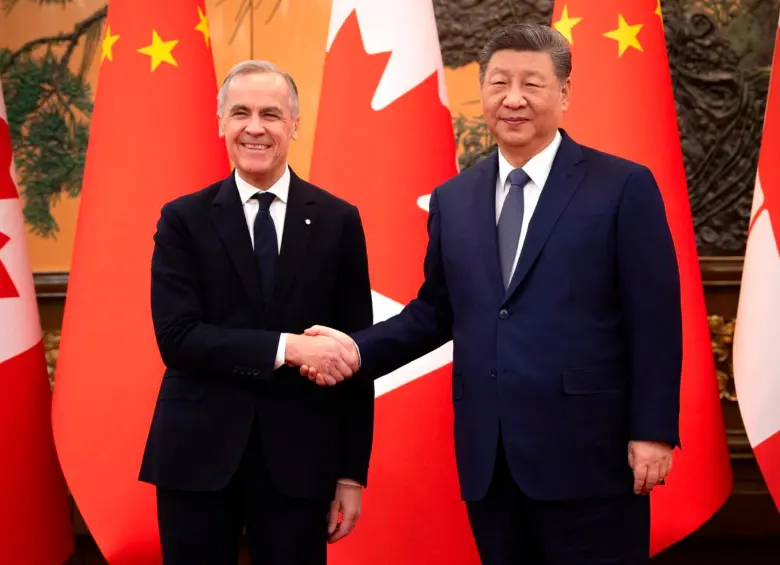 El primer ministro canadiense, Mark Carney, junto al presidente chino Xi Jinping, durante el encuentro en el que establecieron acuerdos comerciales entre los dos países. FOTO: Tomada de X @MarkJCarney