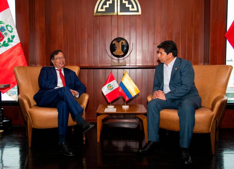 El primer viaje internacional de Gustavo Petro fue una visita a Pedro Castillo en Perú. FOTO Getty