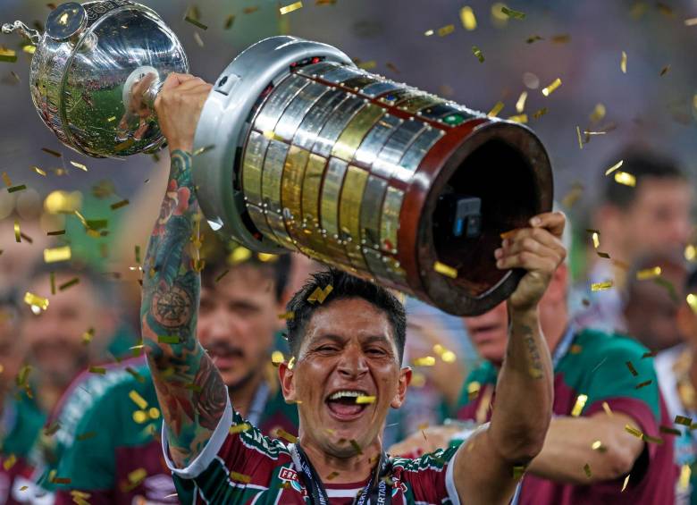 En la imagen aparece Germán Cano levantando el trofeo de la Copa Libertadores. FOTO GETTY