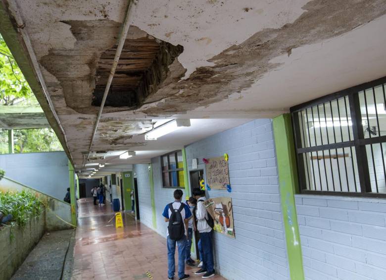 Durante los últimos años, la Alcaldía tuvo que hacerle frente al deterioro de los colegios, escenarios deportivos y sedes de Metrosaluld, que serán intervenidos con vigencias futuras. FOTO El Colombiano