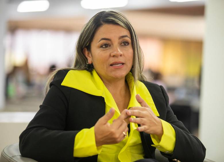 Sorani Marín Marín, alcaldesa de El Peñol explicando la medida de la actualización. FOTO: Carlos Velásquez.