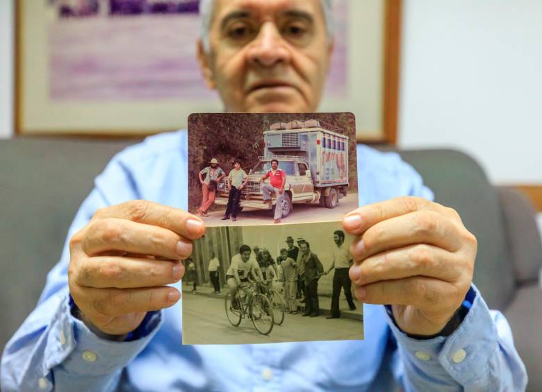 Antonio Durango sostiene dos fotografías; en la superior muestra el primer camión distribuidor de Helados Tonny; en la segunda se le ve practicando el ciclismo, uno de sus deportes favoritos. FOTO Camilo Suárez