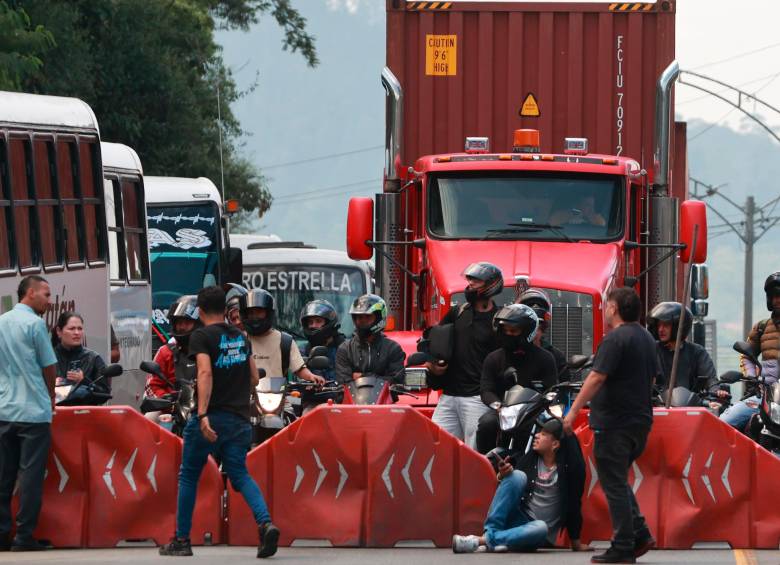 Este es uno de los cierres viales registrados en las vías hacia el Suroeste antioqueño desde la mañana de este lunes por cuenta de las protestas por las demoras en los trabajos de mantenimiento de emergencias. FOTO: Manuel Saldarriaga