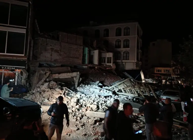 Edificios, calles, casas, locales comerciales y demás, resultaron afectadas por el fuerte sismo. FOTO: Tomada de redes sociales @KL_Videos