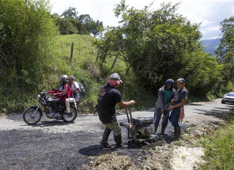 El 69% de los caminos en Colombia son vías terciarias. Esta carrera pertenece a la vereda El Limonar de Girardota. FOTO esneyder Gutiérrez