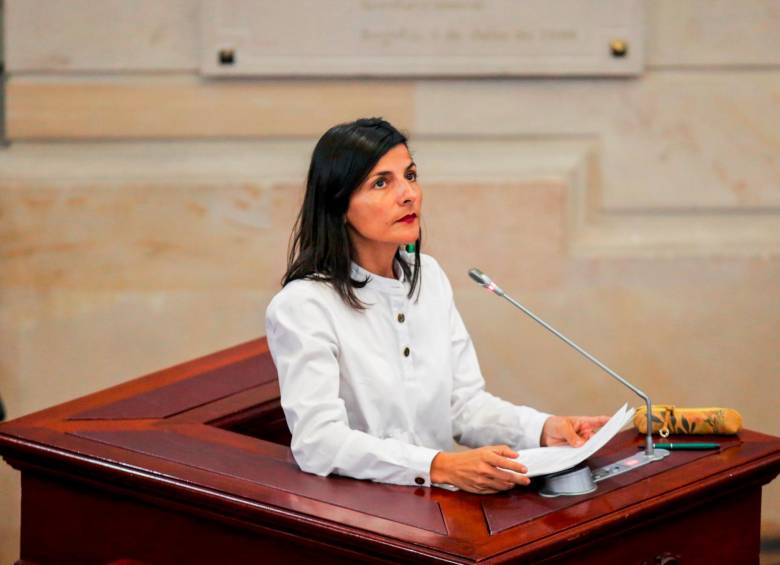 La ministra de Minas y Energía, Irene Vélez, fue citada a moción de censura en el Congreso. La oposición la acusa de incumplir sus funciones y de generar pánico económico. FOTO Colprensa