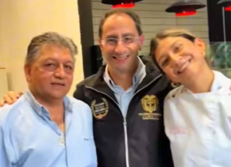Susana, dueña del emprendimiento Klea en Medellín, junto a su padre, don Fernando, y el vicepresidente electo José Manuel Restrepo. Foto: Captura de video.