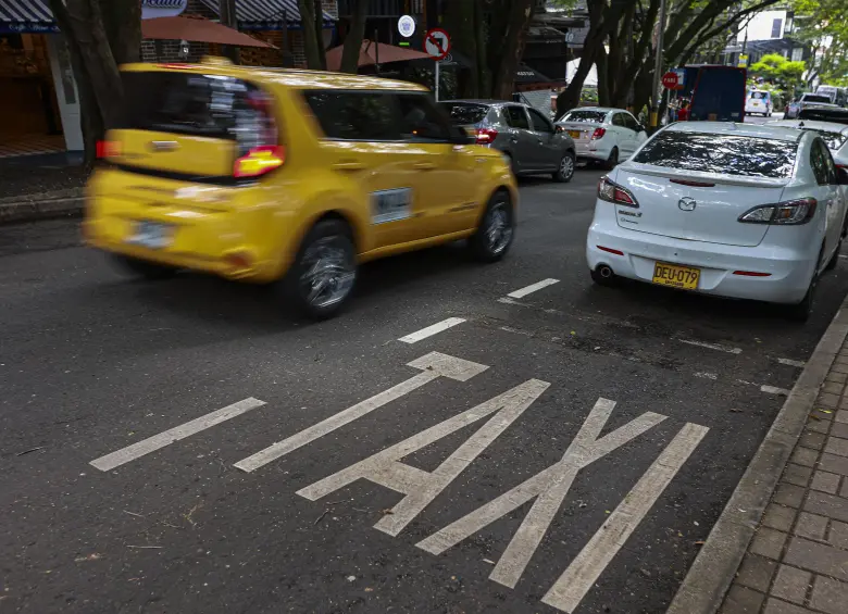 Las autoridades de movilidad informaron del pico y placa que regirá para los taxis en el segundo semestre de 2025. FOTO: Manuel Saldarriaga Quintero