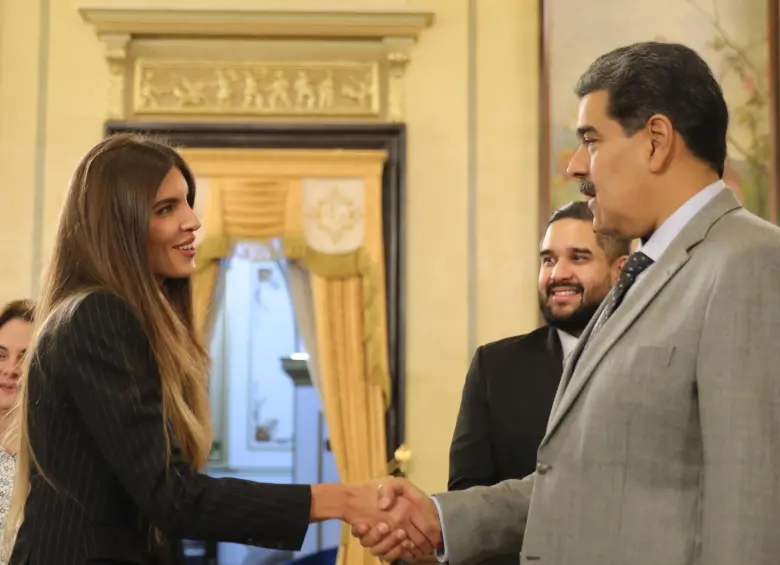 Camilla Fabri, esposa de Alex Saab, y Nicolás Maduro. FOTO: Tomada de redes sociales @CamillaFSaab