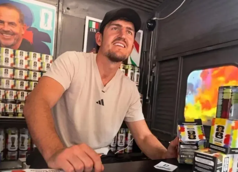 Mientras sus compañeros de selección se concentran para el Mundial 2026, Harry Maguire pasa sus días en el Rockefeller Center de Nueva York promocionando el álbum oficial del torneo. FOTO: Captura de video de redes sociales @AtaqueFutbolero