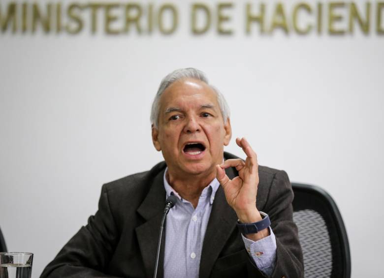 Aunque el ministro de Hacienda, Ricardo Bonilla, insiste en un recorte de $20 billones, desde algunos sectores se afirma que debe ser mayor. FOTO Colprensa