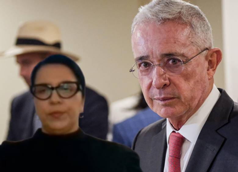 Deyanira Gómez, rinde testimonio en el juicio al expresidente Álvaro Uribe por soborno a testigos. FOTOS: Colprensa y captura de video