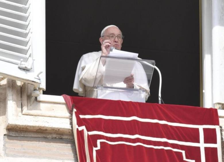 El papa Francisco realizando un discurso desde su balcón en el Vaticano. FOTO: COLPRENSA
