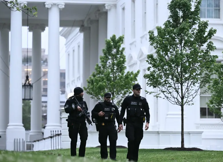 Agentes del Servicio Secreto acordonan el perímetro de la Casa Blanca, tras el reporte de entre 20 y 25 disparos cerca del edificio presidencial, donde el presidente Donald Trump se encontraba en ese momento. FOTO AFP
