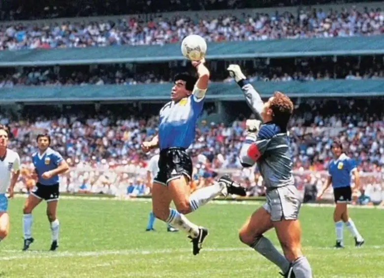 La popular “mano de Dios” de Maradona. FOTO: Getty