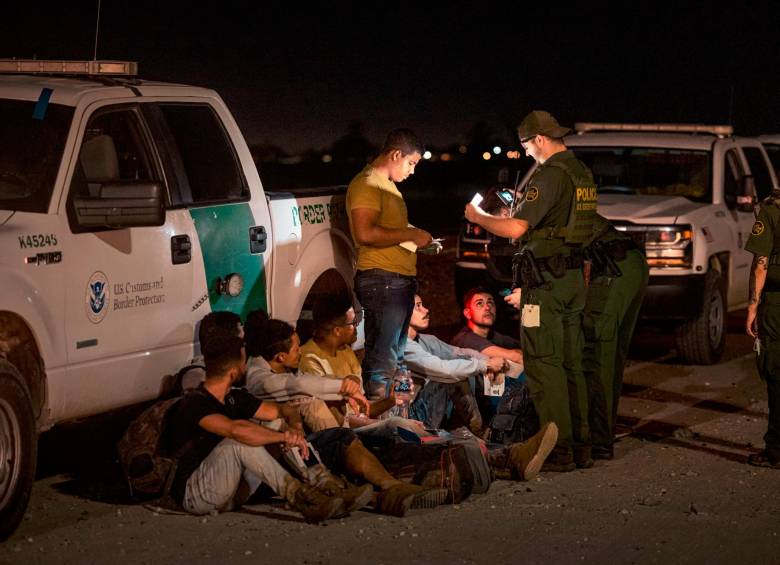 Inmigrantes son procesados por la Patrulla Fronteriza de EE. UU. después de cruzar la frontera desde México. El mes pasado fueron retenidos 17.491 colombianos. FOTO Getty