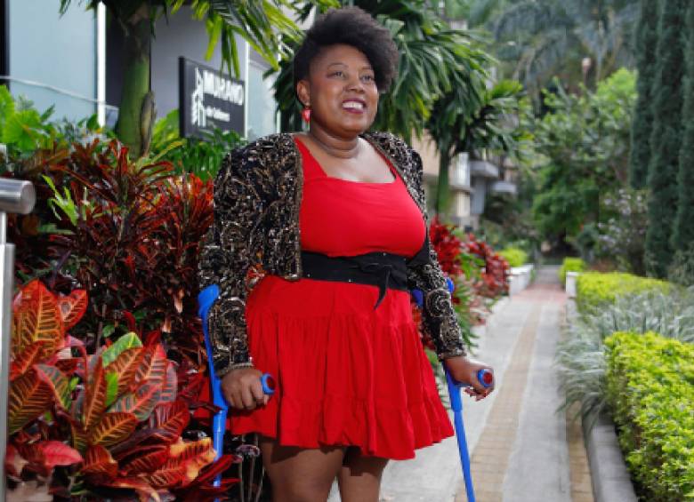 Chechy Murillo lidera talleres de macramé y crochet de la Fundación Moda y Flores. A través de este laboratorio creativo, la hoy Mujer Cafam 2026 promueve la salud mental y la autonomía económica de mujeres, cuidadores y personas con discapacidad. FOTO cortesía