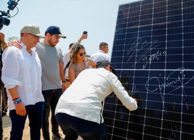 inauguración el Parque Solar en la refinería de Cartagena por Power China con presencia de Gustavo Petro y Nicolás Alcocer Petro. Foto: cortesía