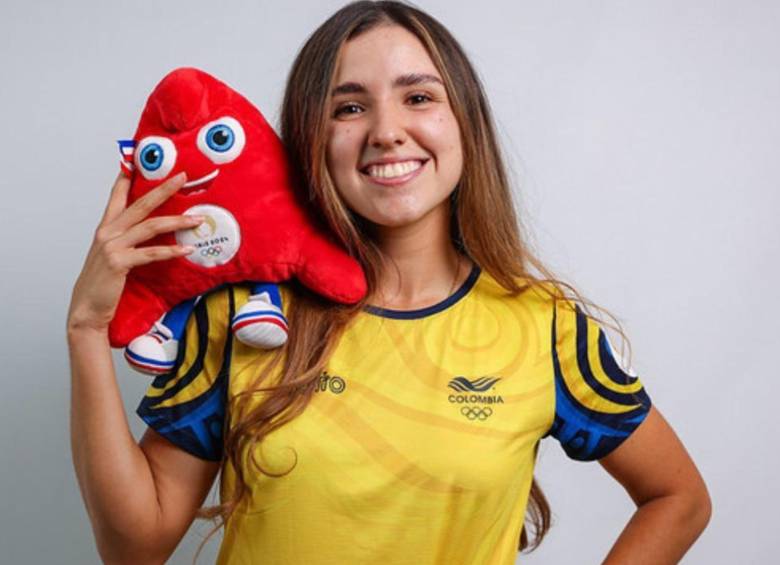 La tenista colombiana María Camila Osorio posando junto a la mascota de los Juegos Olímpicos. FOTO: COC