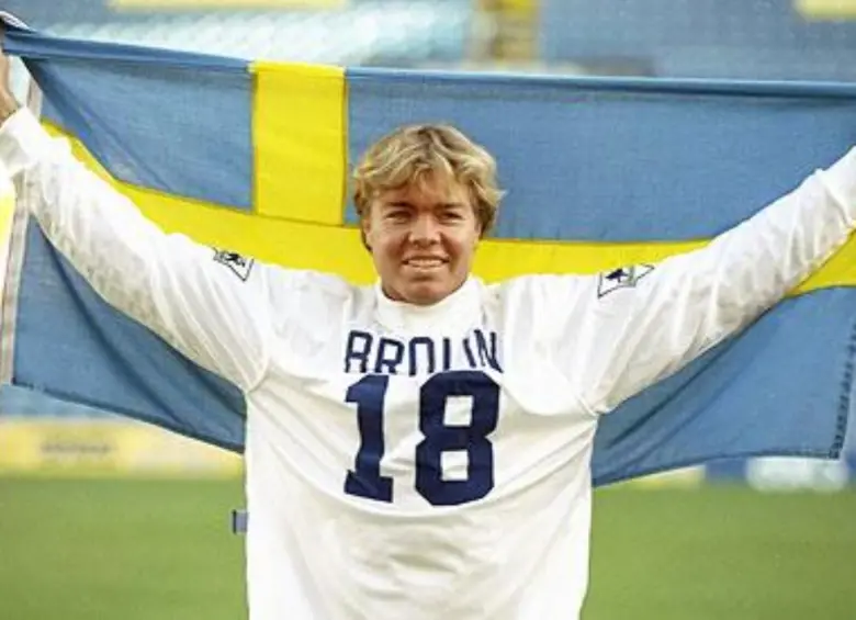 Tomas Brolin con la bandera de Suecia. FOTO: Getty