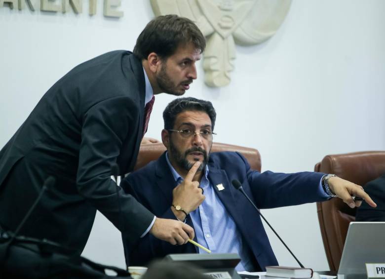 Los representantes Andrés Forero y Agmeth Escaf durante el debate. Forero ha sido uno de los férreos opositores de la reforma. FOTO COLPRENSA