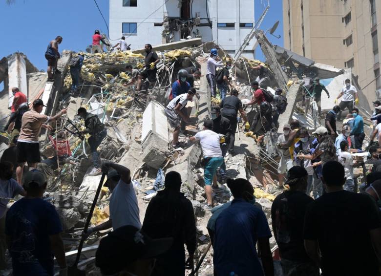 Las labores de rescate en los destroszos de Cali. FOTO: AFP