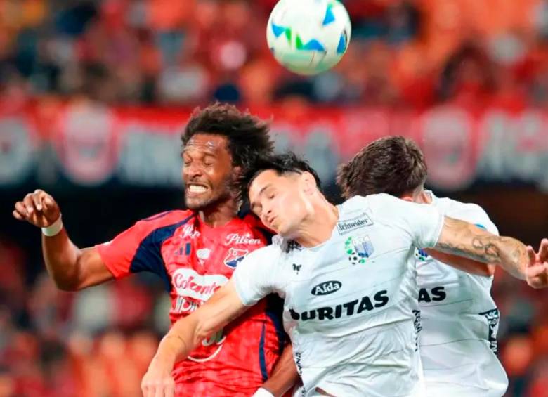 El futbolista Didier Moreno, capitán del Medellín, fue uno de los jugadores que más ímpetu puso en el duelo ante los uruguayos. Foto: Manuel Saldarriaga