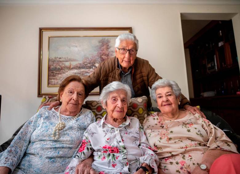 Roberto vive con su hija en El Retiro, aunque baja con frecuencia a Medellín, donde sus hermanas. Lucila (izq. abajo) habita con su hija María Patricia, y su melliza Concepción (der.) comparte con dos hijas y con Teresita, la de 104 años (centro). FOTO: CAMILO SUÁREZ 