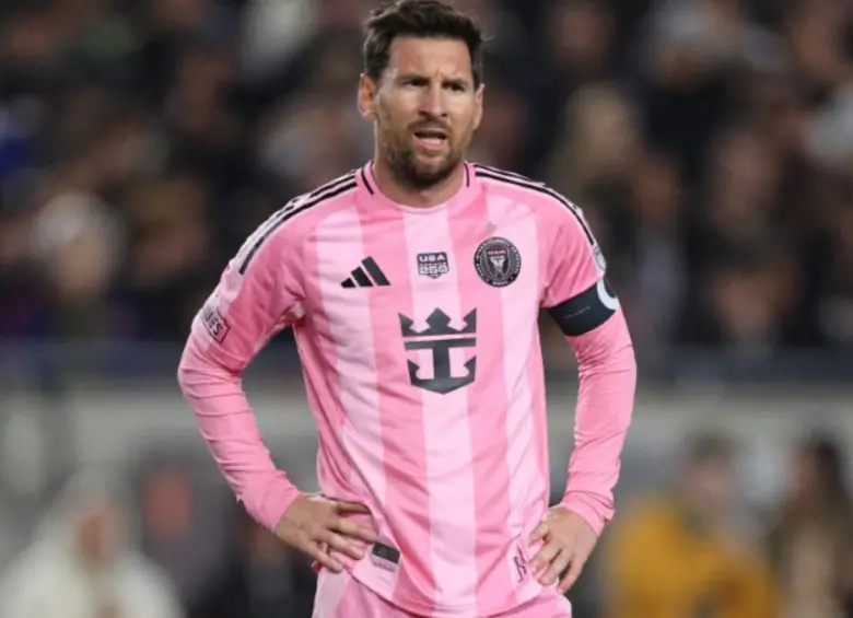 Incluso teniendo el mundo a sus pies, Leo Messi reconoce que le falta una herramienta clave. En una charla íntima, el 10 explica por qué el inglés y la educación son sus nuevos objetivos fuera de la cancha. FOTO: AFP